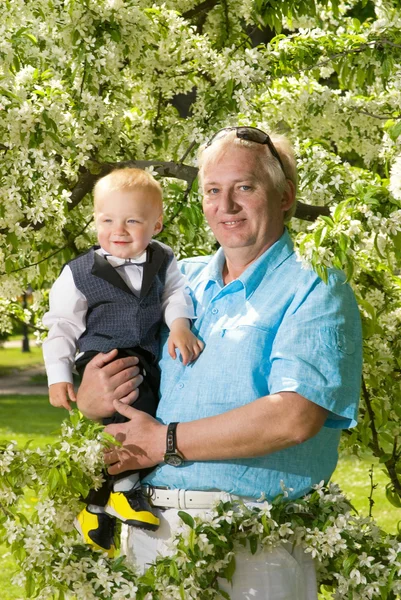 Avô feliz com seu neto ao ar livre — Fotografia de Stock