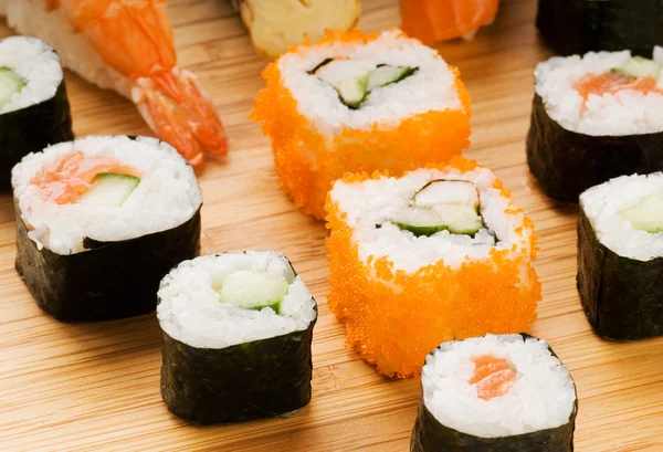 Verschillende Soorten Sushi Een Bamboe Plaat — Stockfoto