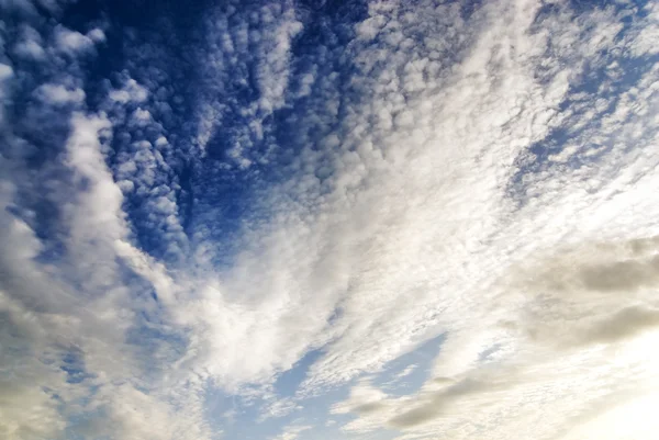 Helle Weiße Und Dunkle Stürmische Kumuluswolken — Stockfoto