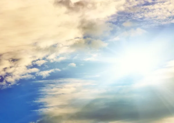 Heller Himmel Mit Sonne Und Dunklen Stürmischen Kumuluswolken — Stockfoto