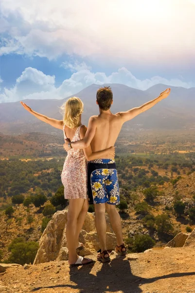 Um casal atraente relaxando em altas montanhas — Fotografia de Stock