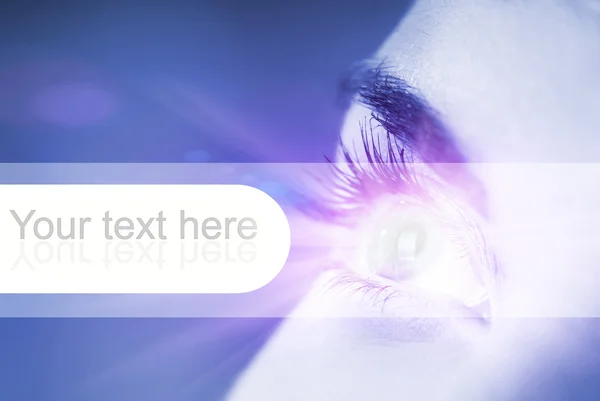 Блакитне око зі світловим ефектом на нього (неглибокий DoF ) — стокове фото
