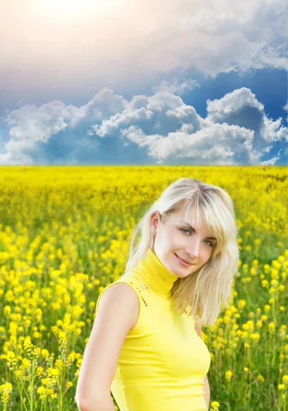 Bella giovane donna in un campo di fiori — Foto Stock