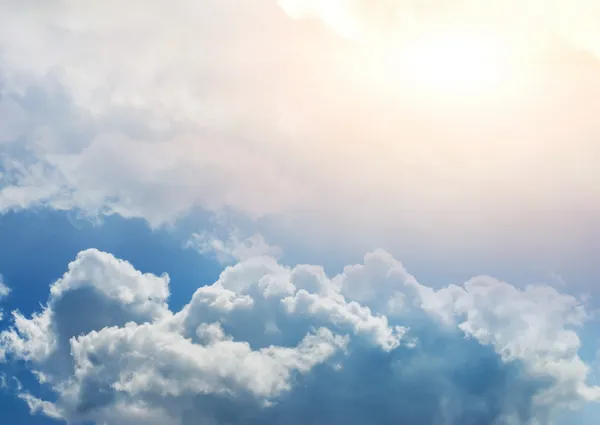 Heller Himmel Mit Sonne Und Dunklen Stürmischen Kumuluswolken — Stockfoto