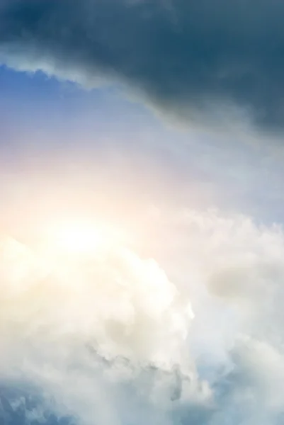 Heller Himmel mit Sonne und dunklen, stürmischen Kumuluswolken — Stockfoto