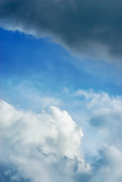 Brillantes Nubes Cúmulos Tormentosos Blancos Oscuros Con Cielo Azul Medio —  Fotos de Stock