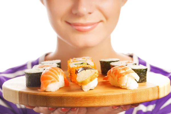 幸せな新鮮な寿司と竹プレートを保持している女性の設定 浅い被写し界深度 寿司に焦点を当てる — ストック写真
