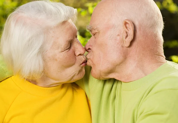 Coppia di anziani innamorati all'aperto — Foto Stock