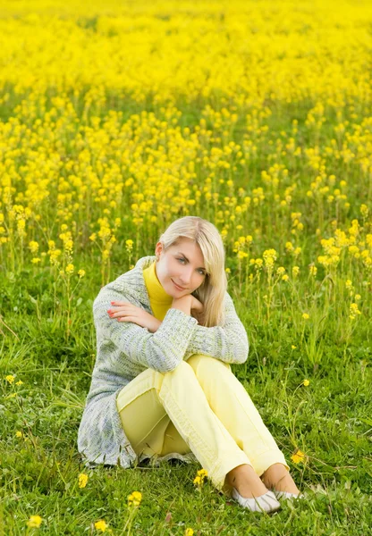 Красива Молода Жінка Сидить Квітковому Полі — стокове фото