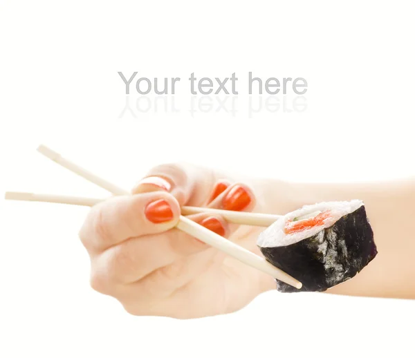Hand hält Sushi Maki mit Holzstäbchen (flacher Dof, foc — Stockfoto