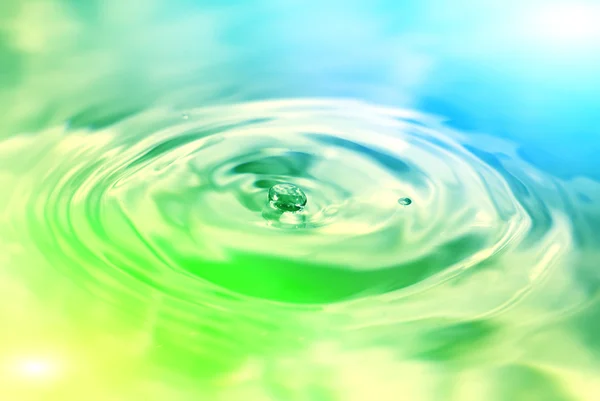 カラフルな水に落ちる水ドロップ — ストック写真