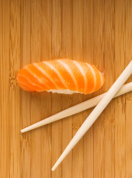 Sashimi con salmón fresco en plato de bambú — Foto de Stock