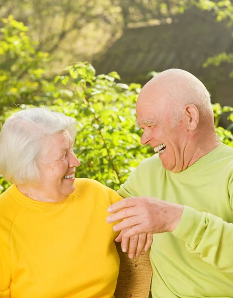 Ευτυχισμένο ζευγάρι ηλικιωμένων έξω. — Φωτογραφία Αρχείου