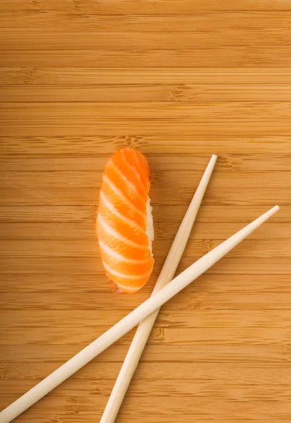 Sashimi met verse zalm op bamboe plaat — Stockfoto