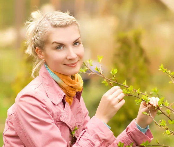 Bahçede Genç Bitkiye Dokunmayacak Güzel Kadın — Stok fotoğraf