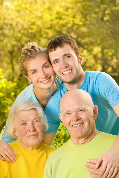 Fiatal pár és a nagyszülők a szabadban — Stock Fotó