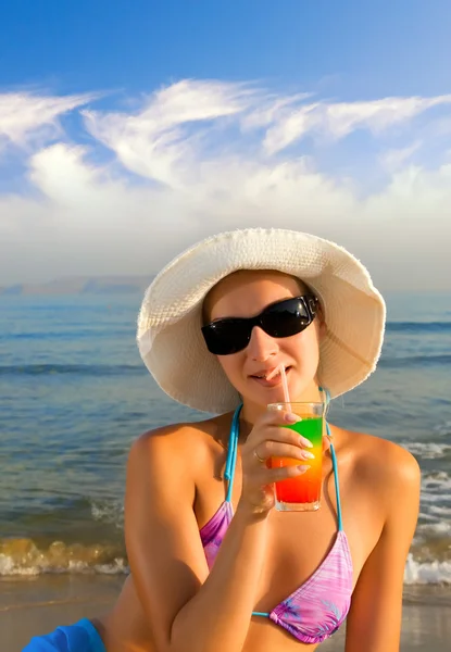 Όμορφη Κοπέλα Πίνοντας Κοκτέιλ Φρούτων Στην Παραλία — Φωτογραφία Αρχείου
