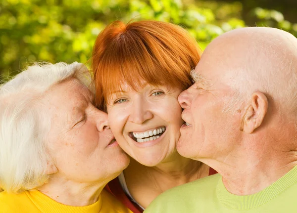 Pais Seniores Beijando Sua Filha Livre — Fotografia de Stock