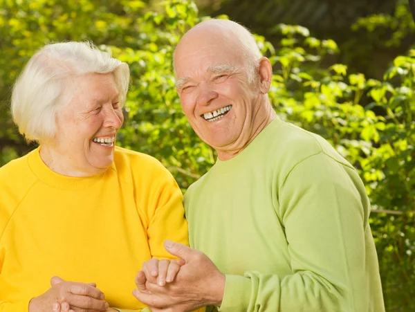 Lyckliga Äldre Par Förälskade Utomhus — Stockfoto