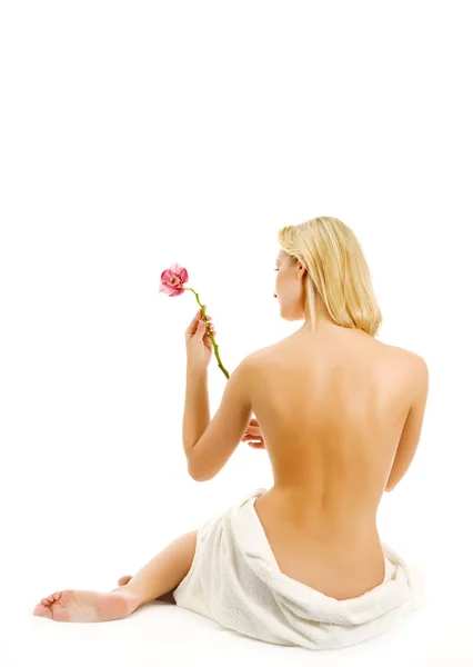白の背景に隠れてに分離された蘭の花と美しい若い女性 — ストック写真