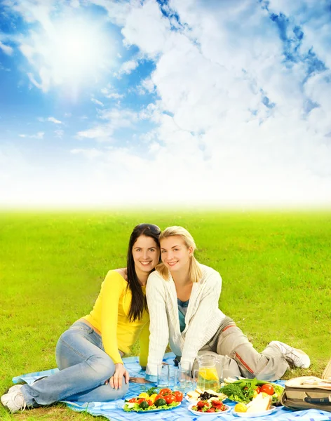 Twee mooie meisjes op picnic — Stockfoto