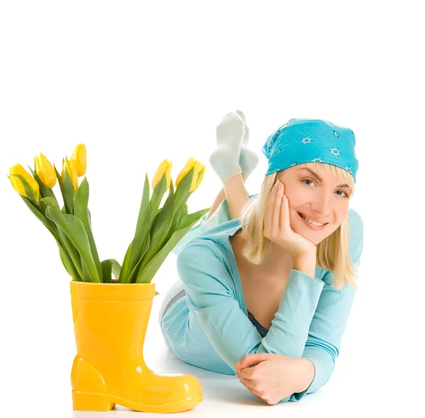 Gyönyörű tizenéves lány, elszigetelt, fehér hátán sárga tulipánok — Stock Fotó