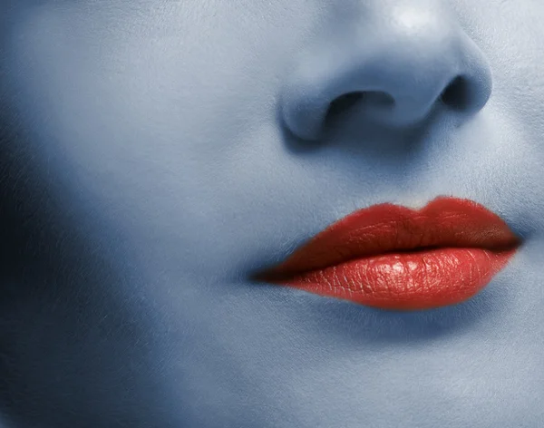 Red lips and skin toned in blue — Stock Photo, Image