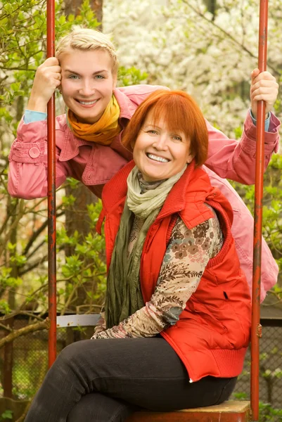 Mor Och Dotter Har Roligt Utomhus — Stockfoto