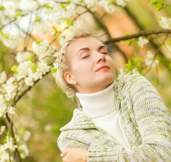Bela jovem mulher sonhando ao ar livre — Fotografia de Stock