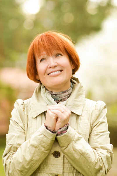 Schöne Lächelnde Frau Mittleren Alters Freien — Stockfoto