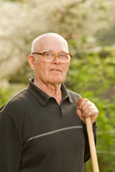 Oudere Man Ontspannen Het Werk Tuin — Stockfoto