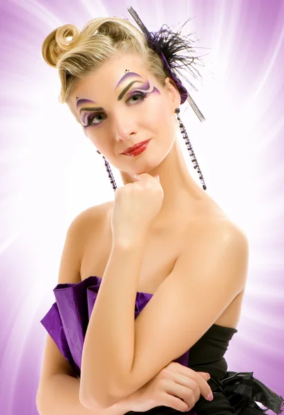 美丽的年轻女子在抽象紫色背景艺术化妆 — 图库照片