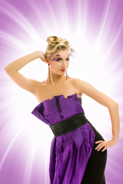 Hermosa joven con maquillaje artístico sobre abstracto púrpura — Foto de Stock