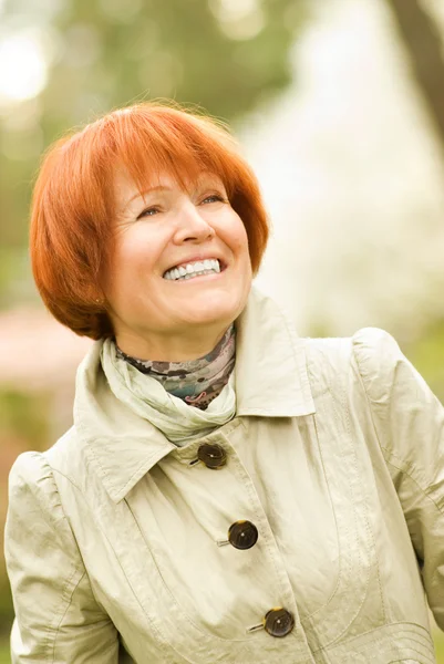 Güzel güler orta yaşlı bir kadın açık havada — Stok fotoğraf