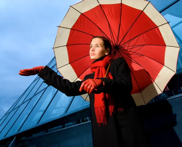 Schöne Junge Frau Mit Rotem Regenschirm Einem Regnerischen Tag — Stockfoto