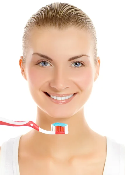 Hermosa joven con un cepillo de dientes aislado sobre fondo blanco — Foto de Stock