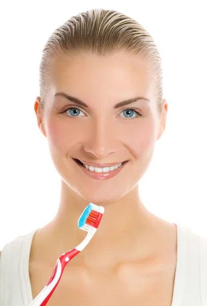 Belle jeune femme avec une brosse à dents isolée sur fond blanc — Photo