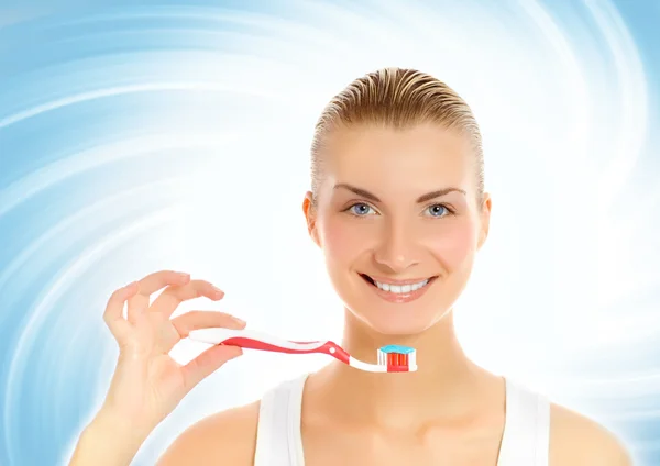 Jovem Mulher Bonita Com Uma Escova Dentes Sobre Fundo Azul — Fotografia de Stock