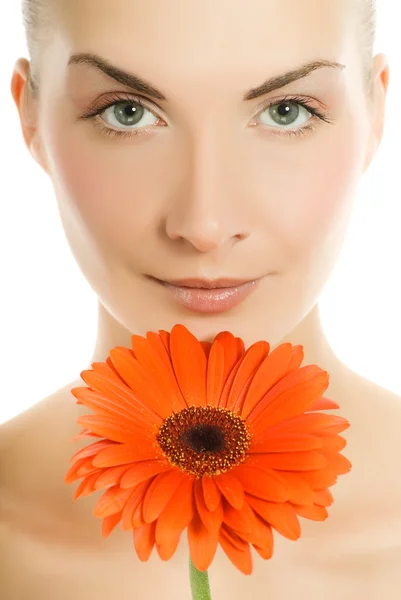 Mooie jonge vrouw met gerbera bloem geïsoleerd op witte achterzijde — Stockfoto