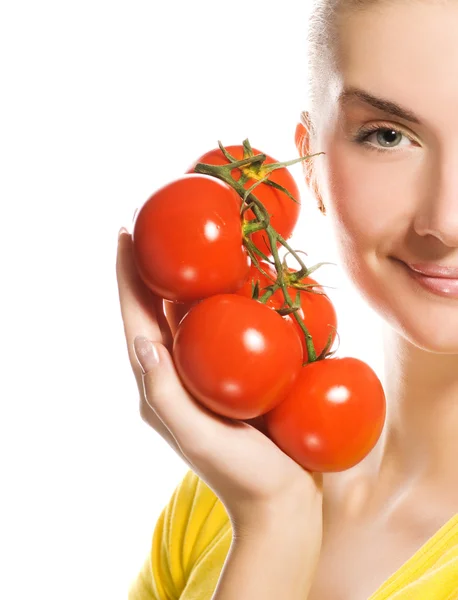 Olgun domates ile güzel bir genç kadın — Stok fotoğraf