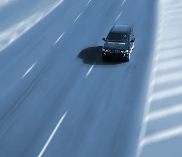 Bir karayolu üzerinde hızlı bir sürüş araba — Stok fotoğraf