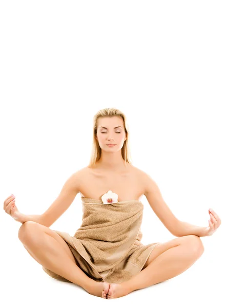 Güzel bir genç kadın beyaz zemin üzerinde izole meditasyon — Stok fotoğraf