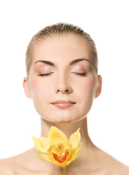 Portret van een mooie dame met gele orchidee — Stockfoto