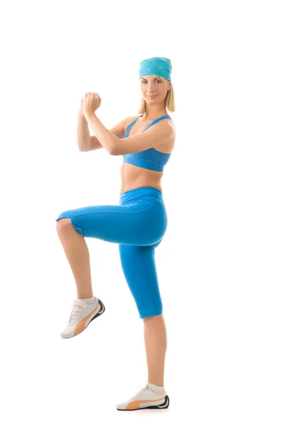 Красивая молодая женщина делает фитнес упражнения изолированы на белом Б — стоковое фото