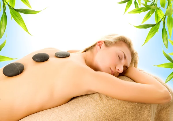 Massage Mit Heißen Vulkanischen Steinen — Stockfoto