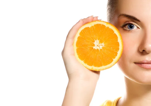 Красива дівчина з соковитим апельсином — стокове фото