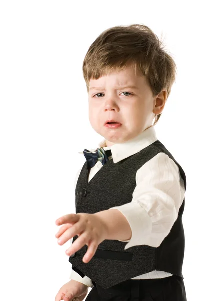 Schöner weinender kleiner Junge in klassischer Suite. isoliert auf weißem b — Stockfoto