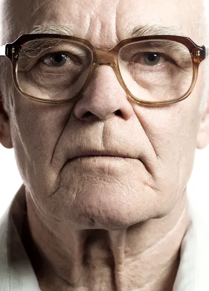 Büyük gözlüklü yaşlı adam — Stok fotoğraf