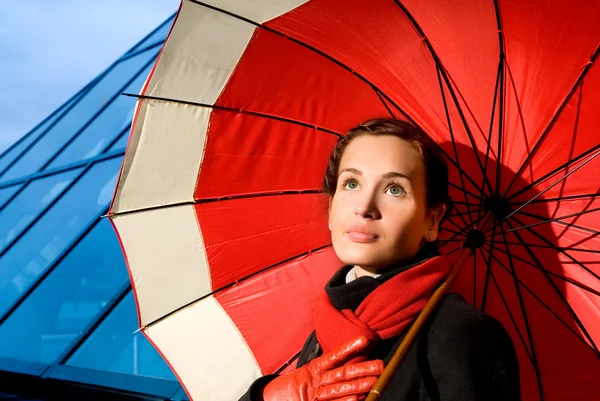 Belle jeune femme avec parapluie rouge le jour de la pluie — Photo