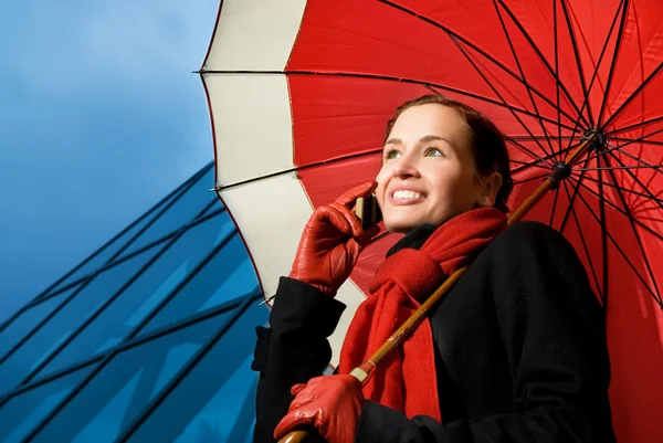 Vacker Brunett Med Rött Paraply Prata Telefon — Stockfoto